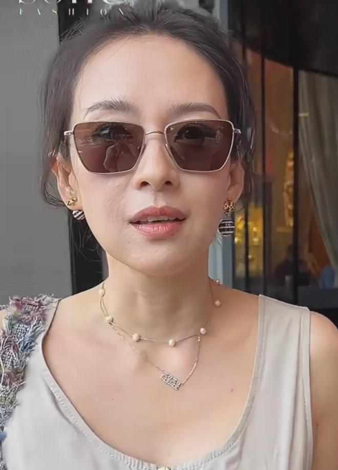 卡粉长痘啊！看来那些所谓的高AG真人娱乐原来明星的脸也会