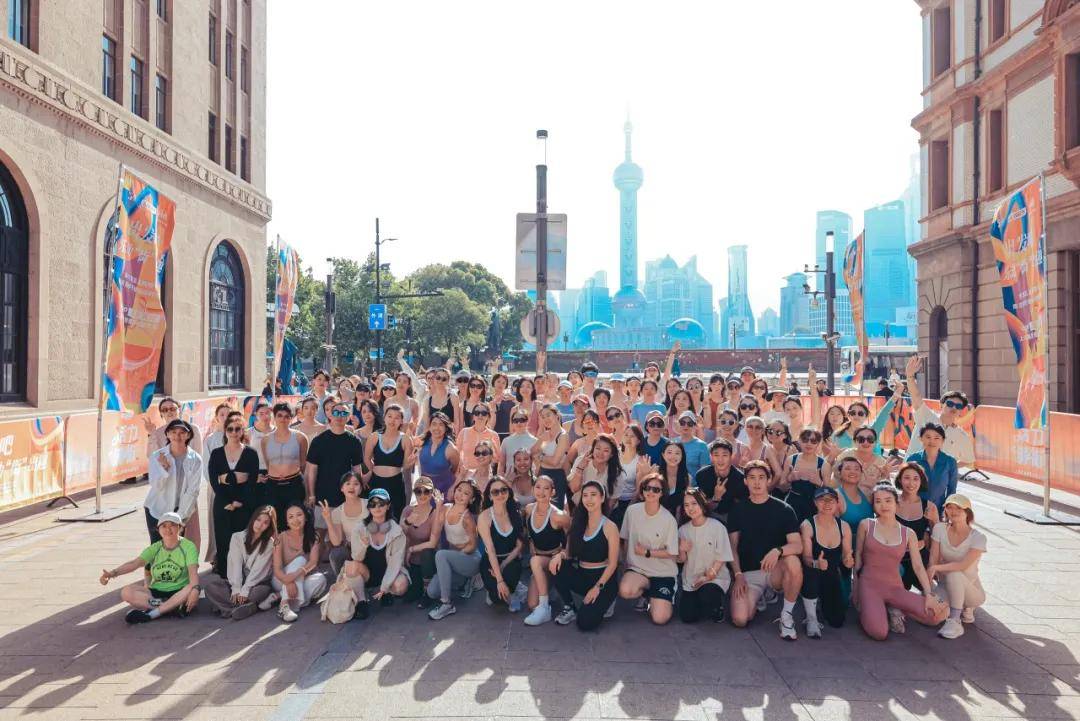 结！魔都清晨运动场潮燃南京路！AG真人游戏平台外滩晨曦百人集(图6)